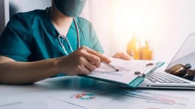 التقرير الطبي: أنواعه، عناصره، طريقة ترجمته ونماذج تقارير طبية مترجمة من أنواع التقارير الطبية هناك التقارير الجراحية وتقارير الأشعة وتقارير علم الأمراض والتقارير المختبرية، وتحتوي التقارير الطبية على تاريخ المريض الطبي...